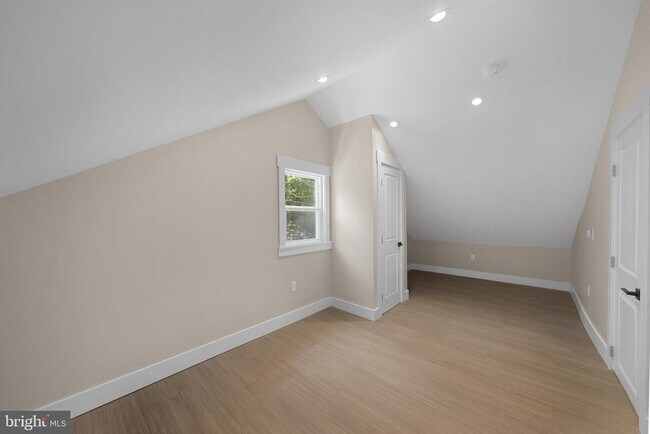 Building Photo - 71 Dreamland Park Dr