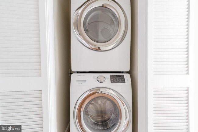 Building Photo - 330 11th St SE