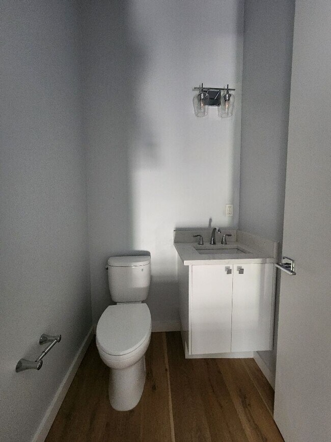 Building Photo - Beautiful 3-Bed, 3.5-Bath Townhome in Tamp...