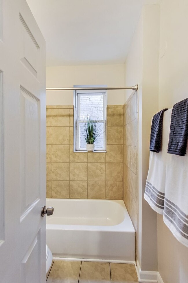 Building Photo - Spacious 3bd/2.5 bath updated townhome in ...