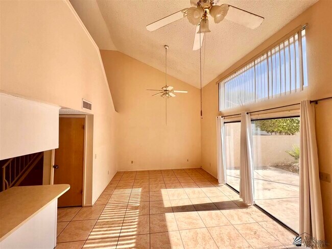 Building Photo - 2045 S 14th Ave