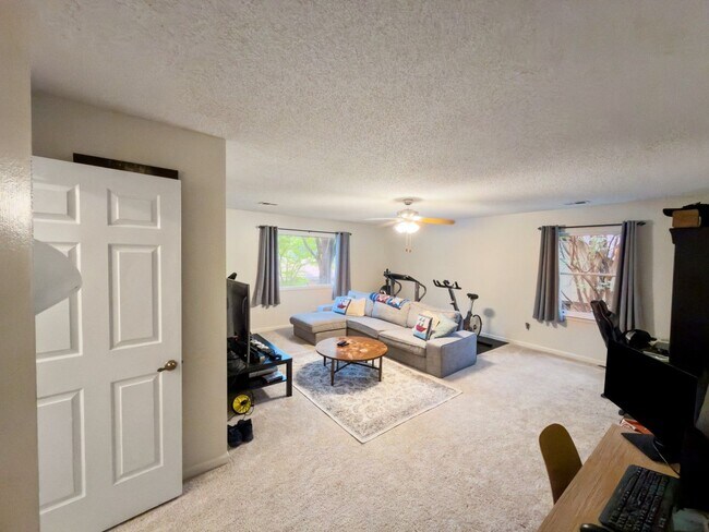 Building Photo - 743 Grovewood Dr