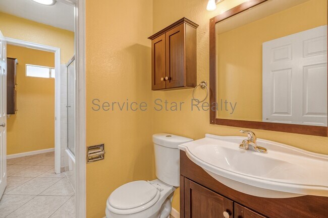 Building Photo - 10415 N 63rd Dr