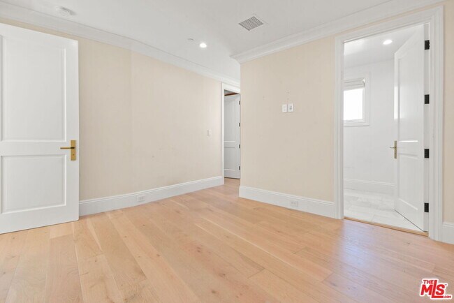 Building Photo - 1153 S Clark Dr