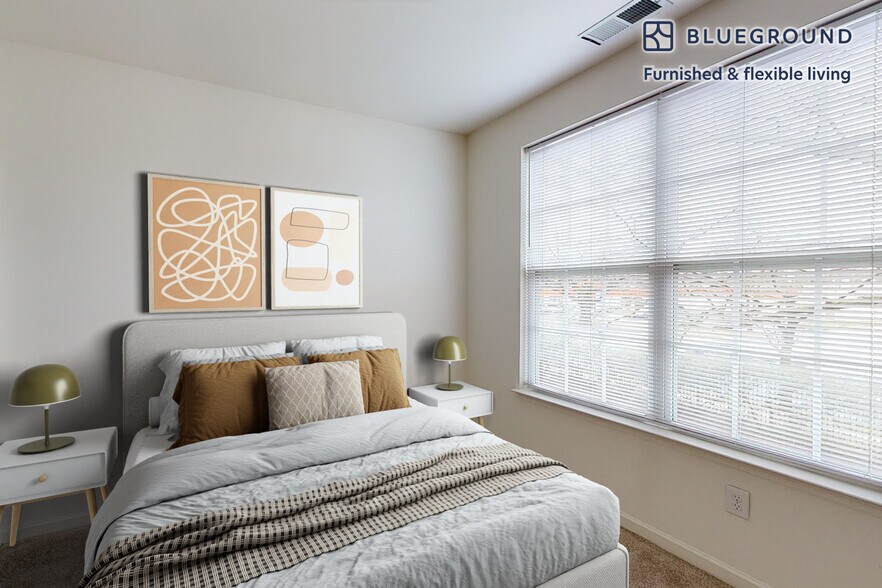 Building Photo - 998 Stewart Ave