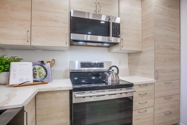 Building Photo - Newly Renovated 3BR/2BA Condo in