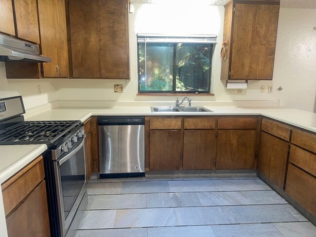 Building Photo - Pet-Friendly AMAZING Home Close To Town, Yet Private And Peaceful!