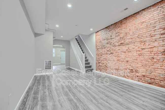 Building Photo - 2622 Llewelyn Ave
