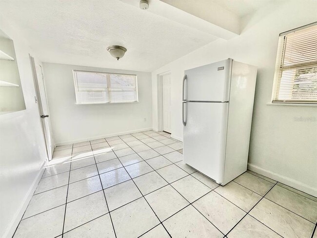 Building Photo - 1607 E Maple Ave