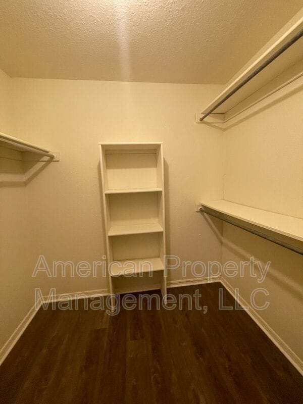 Building Photo - 4405 S Gum Ave
