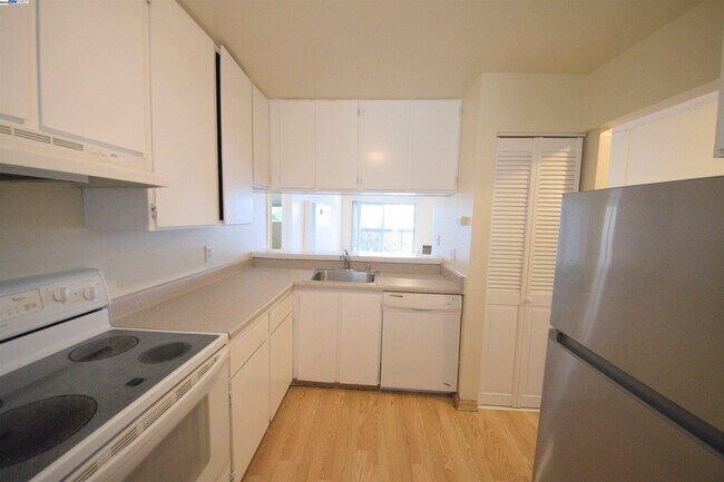 Building Photo - 1060 Oak Grove Rd
