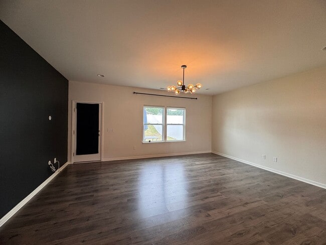 Building Photo - 4BR 2.5Bath Beauty in High Point