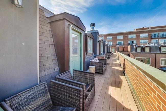 Building Photo - 1351 W Altgeld St