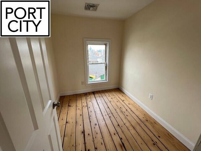 Building Photo - No Broker Fee - South Boston 4 bed availab...