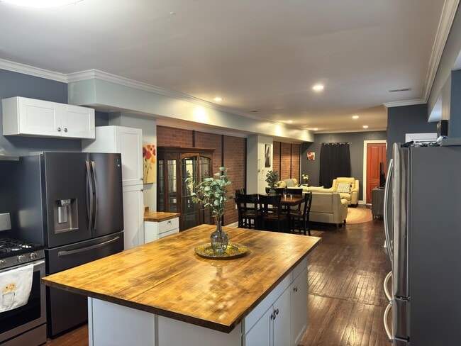 Building Photo - 533 Leon St