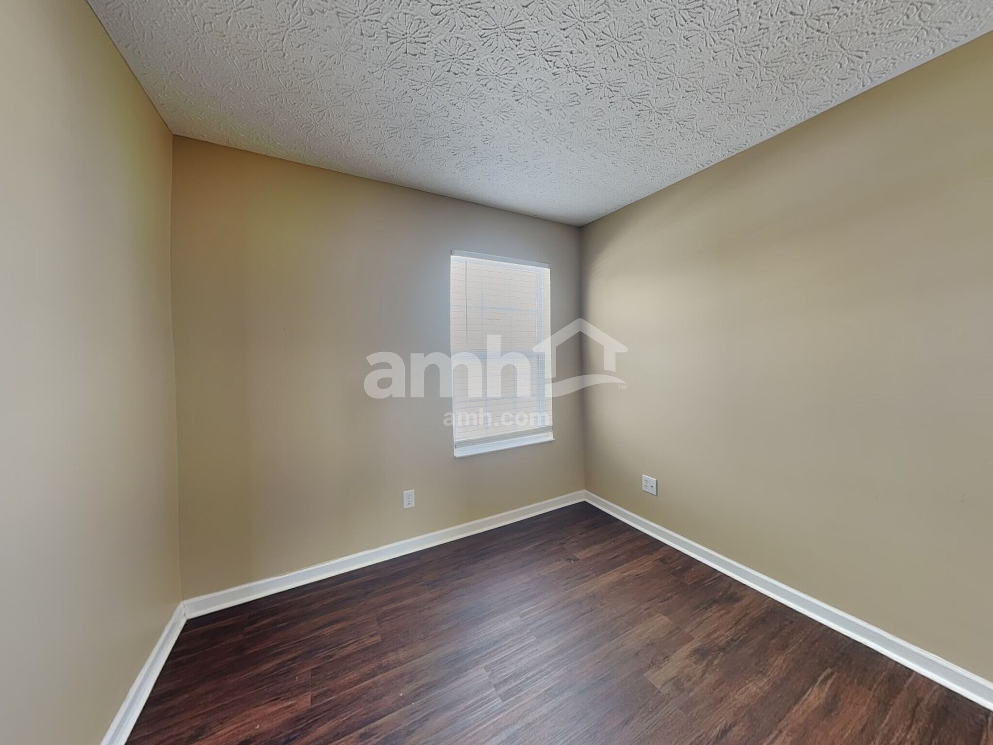 Building Photo - 372 Thompson St