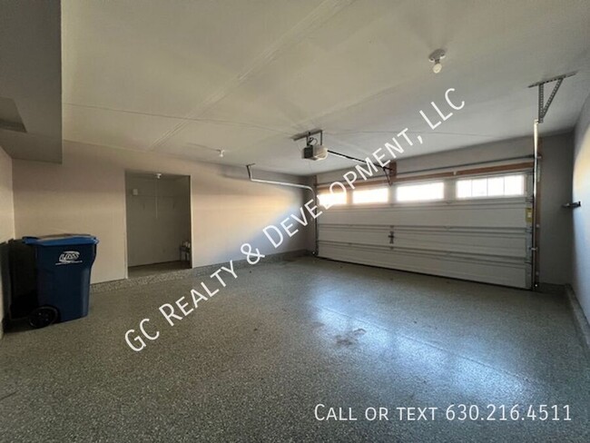 Building Photo - ***  NEWER CONST / FULL SIZED W&D IN UNIT ...