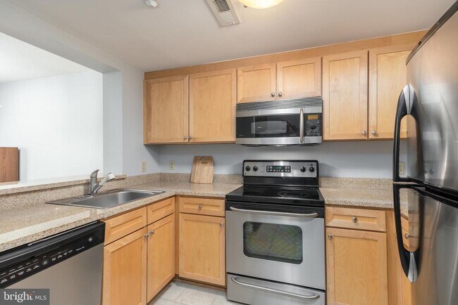 Building Photo - 1150 K St NW