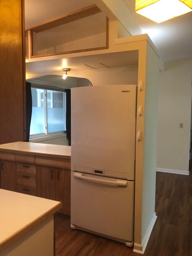 Building Photo - Tillicum 306