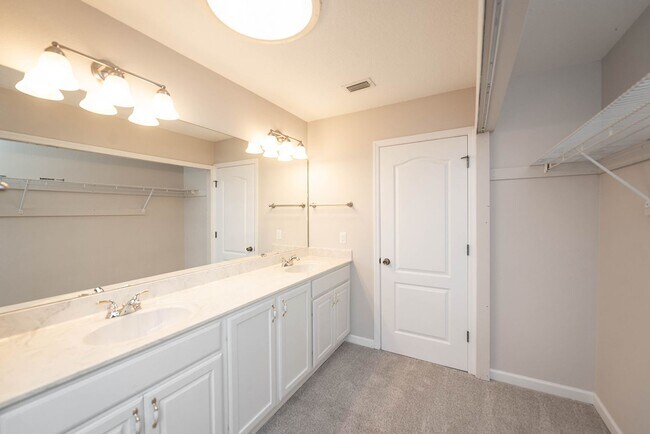 Building Photo - Welcome to this spacious three-bedroom, three-bath home in the heart of Palm Bay