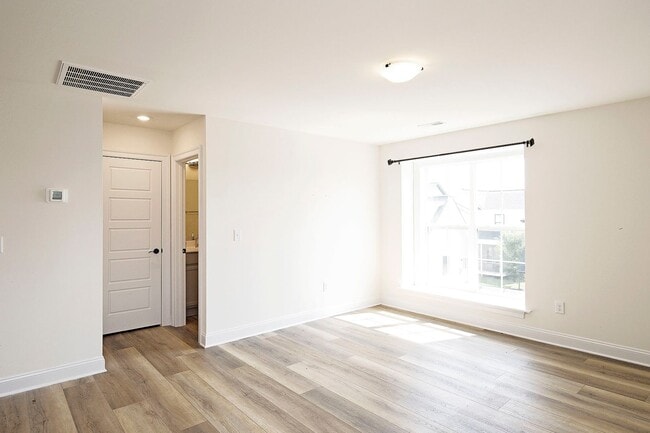Building Photo - Pet-Friendly Studio Apartment in Desirable Old Trail