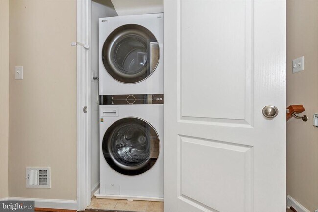 Building Photo - 6226 Newport Pl