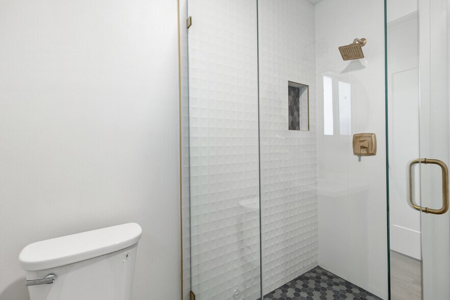 Building Photo - 15836 Chatsworth St