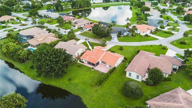 Building Photo - 2385 SW Creekside Dr