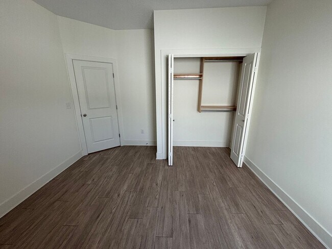 Building Photo - 1747/49 Hickory