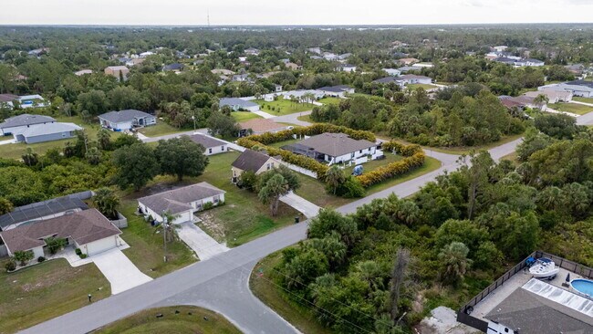Building Photo - "Freshly Painted 3-Bed  with 2 Baths Home ...