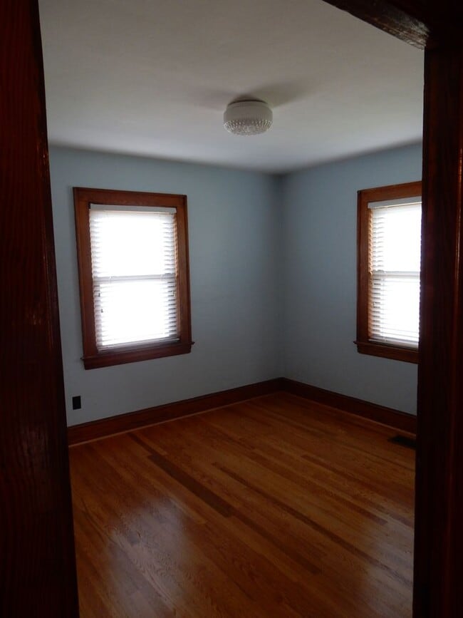 Building Photo - 3 BR home with fantastic location in the h...