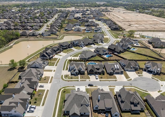 Building Photo - Gorgeous 4 bedroom & 4 Bath Luxury Home in...