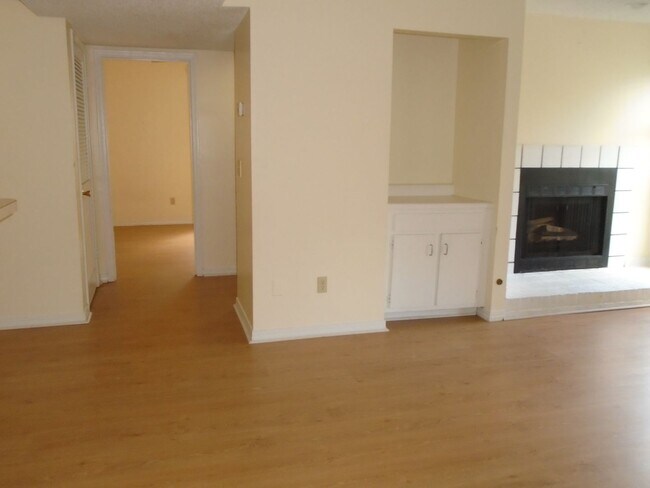 Building Photo - Nice Condo