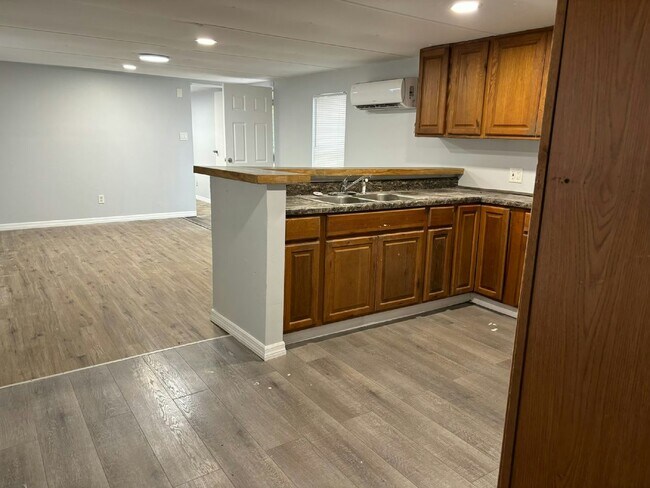 Building Photo - 11240 N Northwood Dr