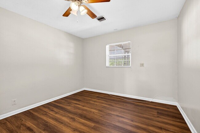Building Photo - 18140 Oakdale Rd
