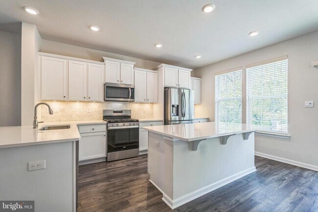 Building Photo - 10 Lilac Cir