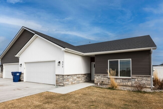 Building Photo - BEAUTIFUL 3 Bed 2 Bath Twin home in Sugar city!