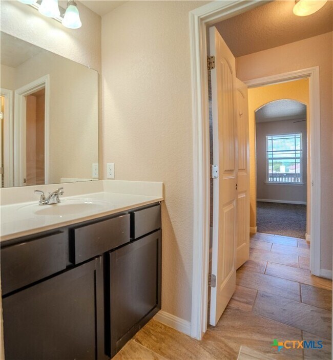 Building Photo - 602 W Vega Ln
