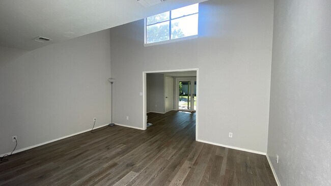 Building Photo - Beautiful Home in Established Neighborhood