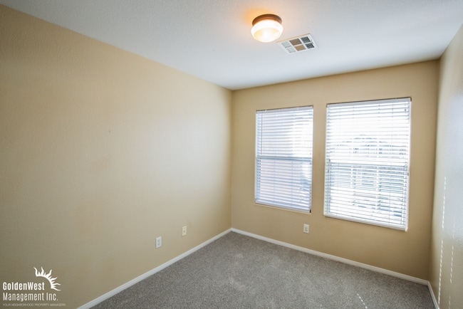 Building Photo - Spacious Two-Story 5Bdm 2.5Ba Home with Private Backyard in Summerlin.