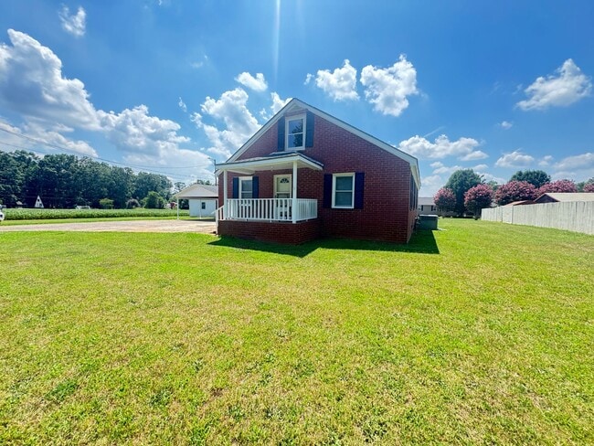 Primary Photo - Very Nice Brick Home! Beautiful Country Se...