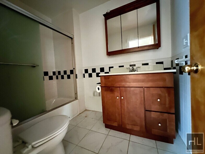 Building Photo - 2BR 1BA Split-Level Off 5th Ave in South Park Slope Greenwood Heights Border