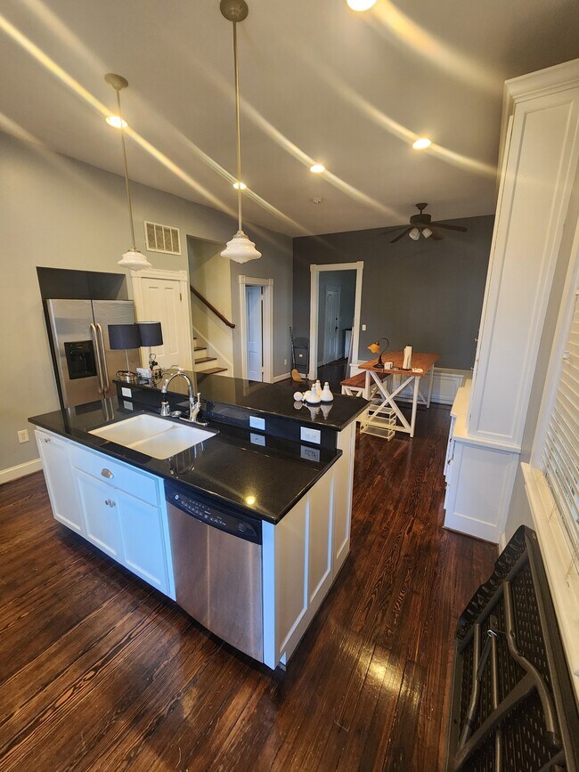 Building Photo - 436 Dinwiddie St