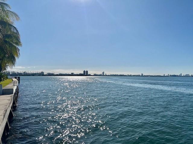 Building Photo - 2016 Bay Dr