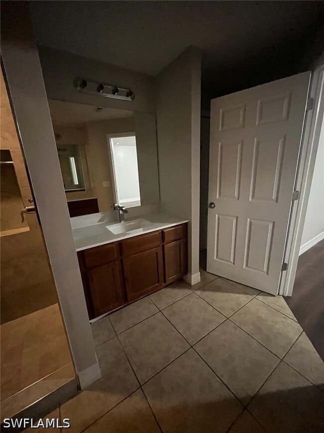 Building Photo - 742 Center Lake St