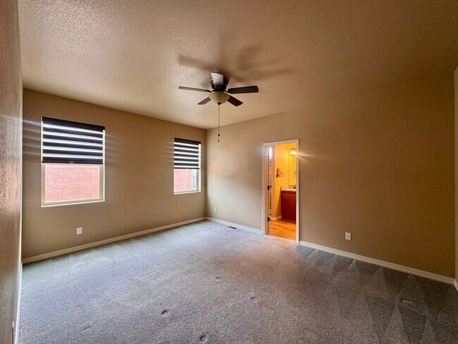 Building Photo - Gorgeous 4 Bedroom Townhome in Briargate