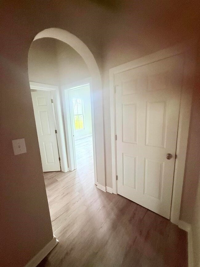 Building Photo - 2105 Laurel Ave