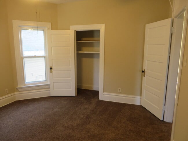 Building Photo - 5 Bedroom Home in the very core of Downtown (West Central, Downtown)