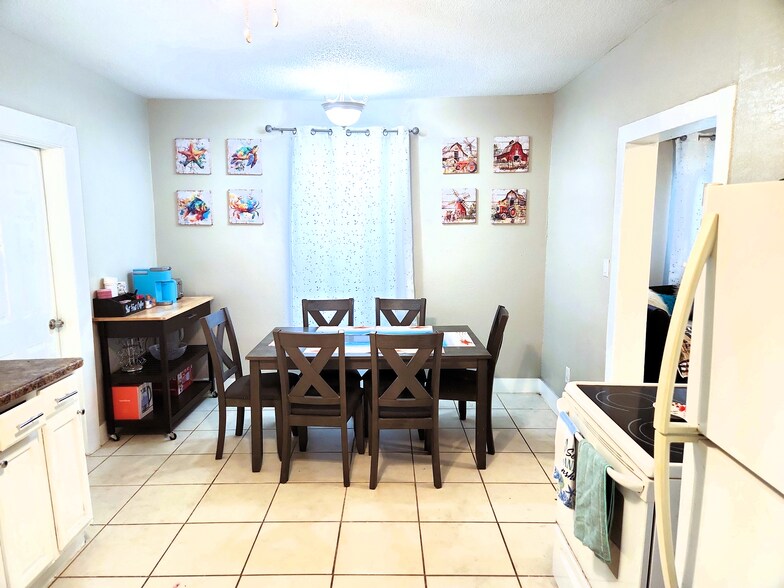 Dinning - 2605 Avenue Q