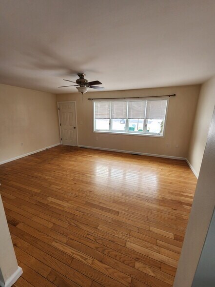 Building Photo - 5 Midland Dr
